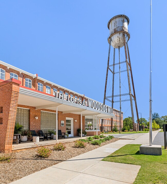 Plus de détails pour 1 E Main St, Greenville, SC - Commerce de détail à louer