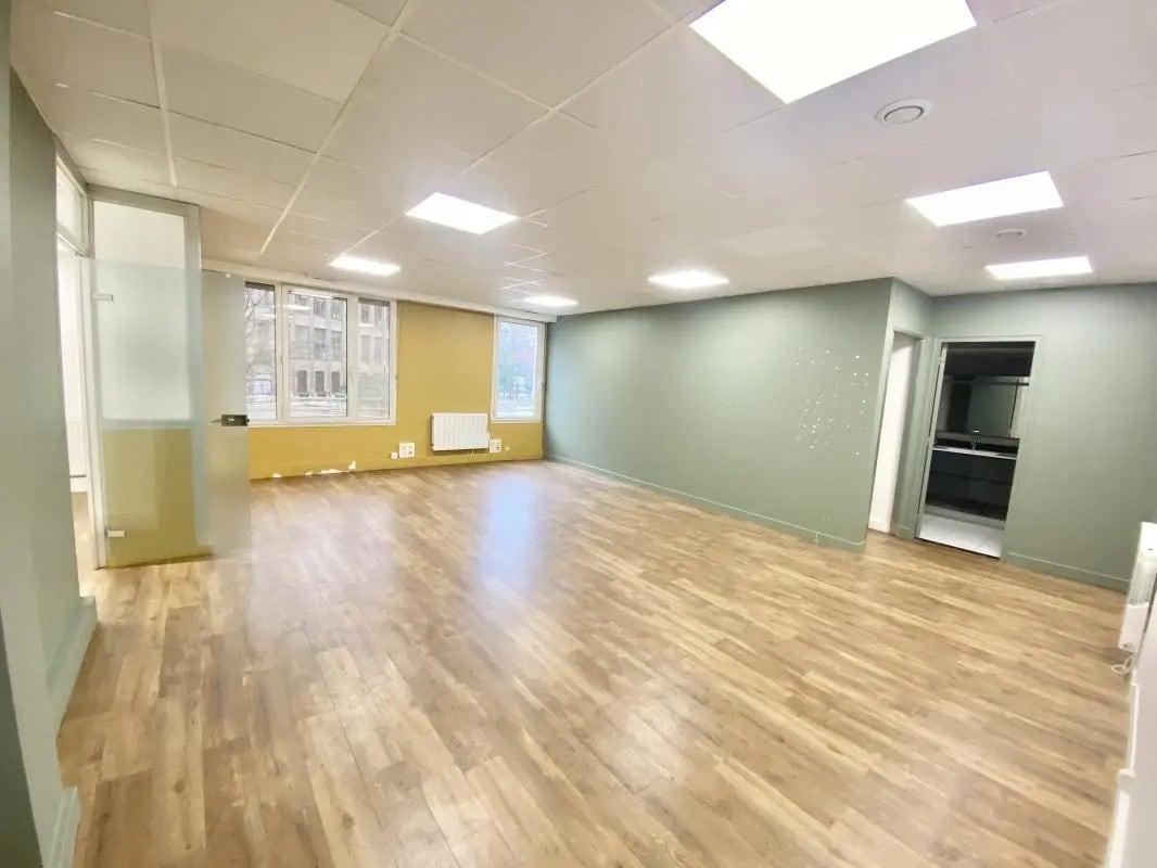 Office in Boulogne-Billancourt for lease Building Photo- Image 1 of 10
