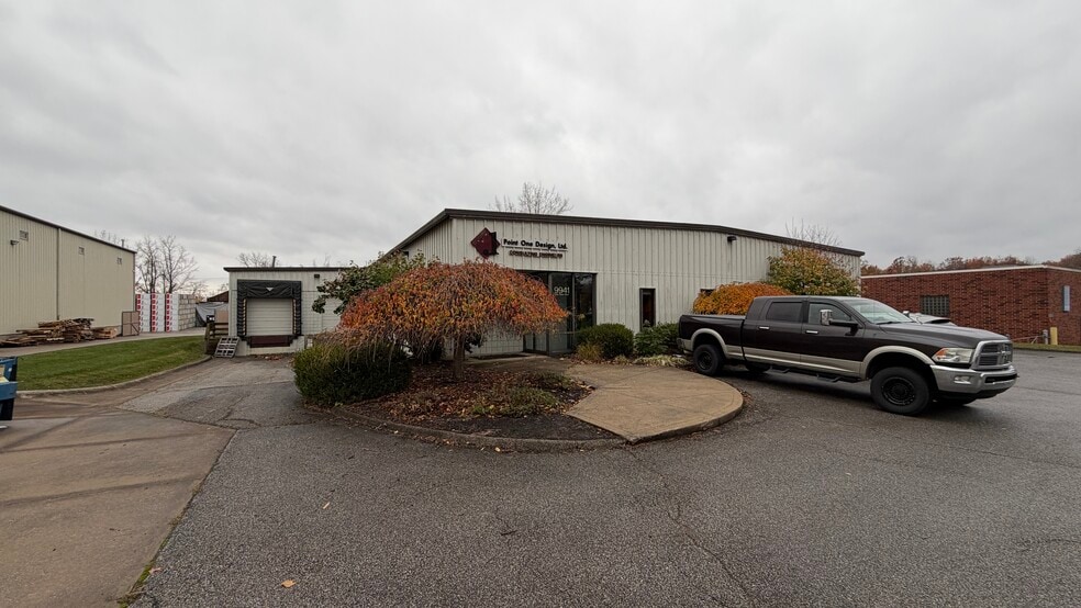 9941 York Theta Dr, North Royalton, OH for sale - Building Photo - Image 2 of 8