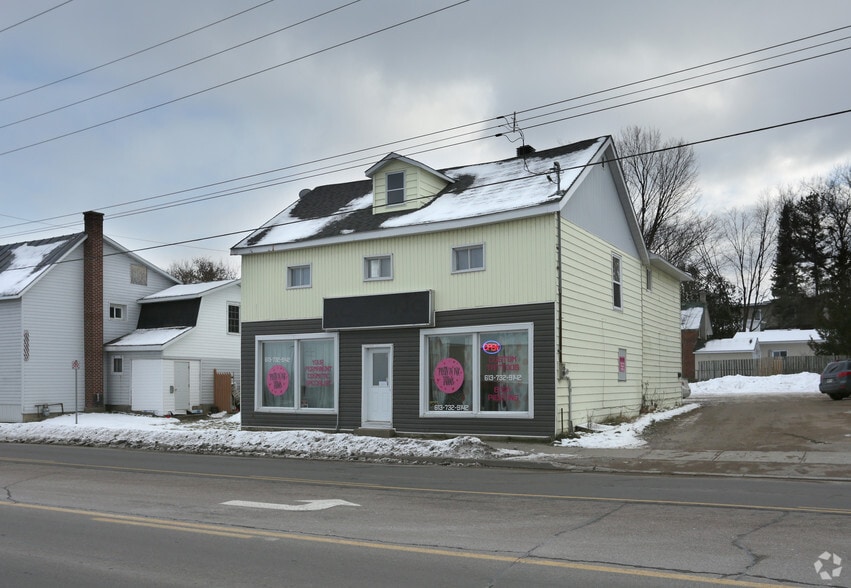 472 Pembroke St E, Pembroke, ON à vendre - Photo principale - Image 1 de 3