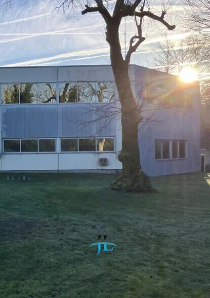 Bureau dans Gradignan à louer - Photo du bâtiment - Image 1 de 2