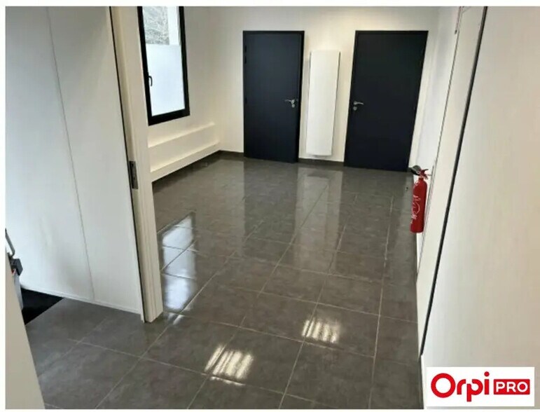 Flex in Saint-Quentin-Fallavier for lease - Building Photo - Image 3 of 6