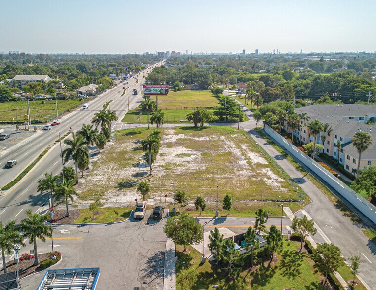 2160 NW 79th St, Miami, FL à louer - Photo du bâtiment - Image 2 de 10