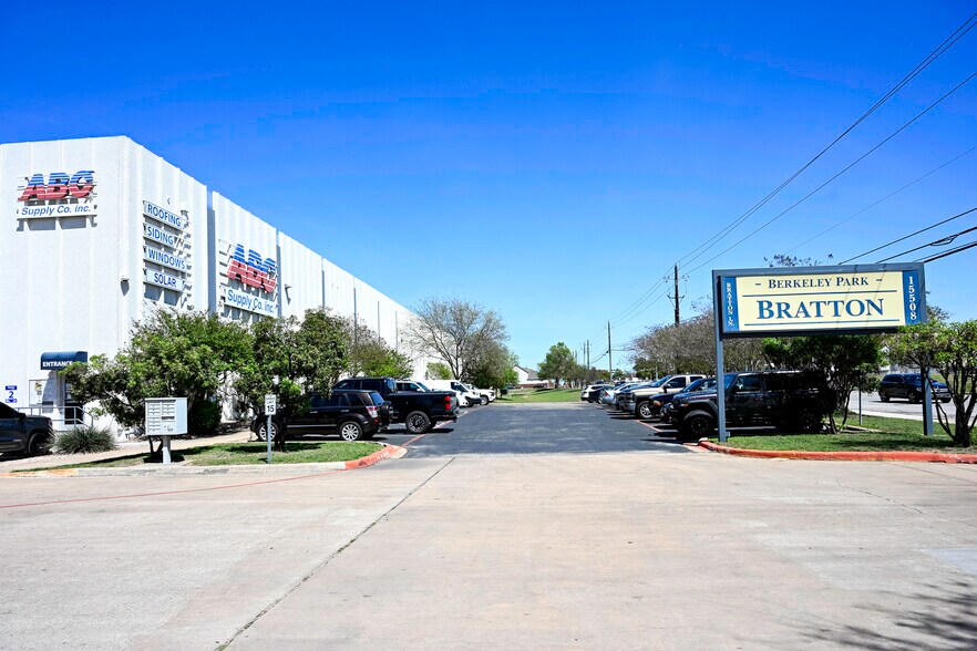 15508 Bratton Ln, Austin, TX à louer - Photo du bâtiment - Image 3 de 14