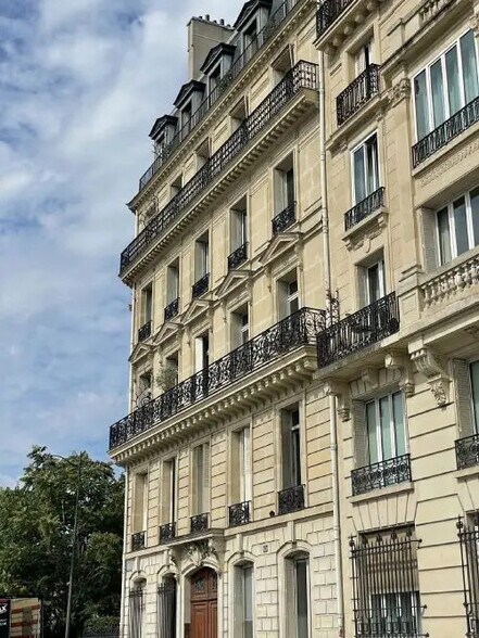 60 Rue De Londres, Paris for lease - Building Photo - Image 1 of 18