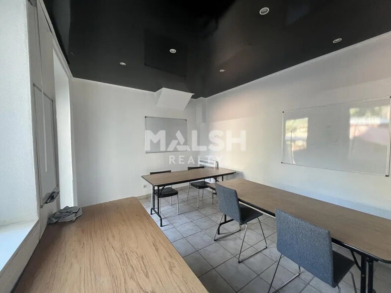 Retail in Saint-Genis-Laval for sale - Interior Photo - Image 2 of 5