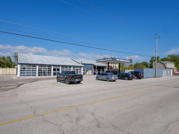 44 Sinasac portefeuille de 2 propriétés à vendre sur LoopNet.ca Photo du bâtiment- Image 1 de 36