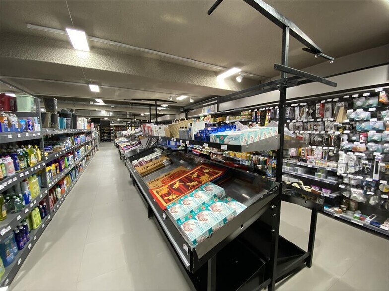 Retail in Paris for lease - Building Photo - Image 3 of 9
