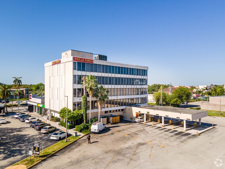 3325 Hollywood Blvd, Hollywood, FL à louer - Photo du bâtiment - Image 3 de 8