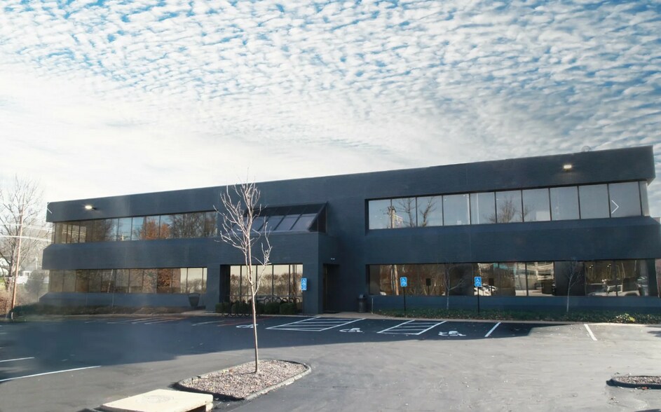 211 N Lindbergh Blvd, Saint Louis, MO à louer - Photo du bâtiment - Image 2 de 2