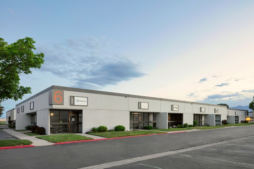 3636-3658 W 2100 S, Salt Lake City, UT à louer - Photo du bâtiment - Image 2 de 8