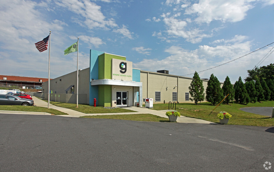 3325 S Tryon St, Charlotte, NC for lease - Building Photo - Image 3 of 9