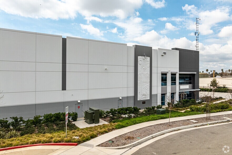 9863 Acacia St, Rancho Cucamonga, CA à louer - Photo du bâtiment - Image 3 de 10