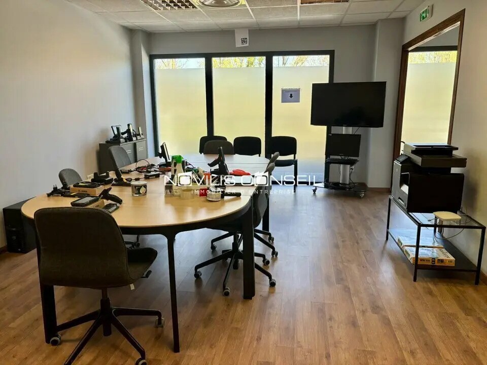 Office in Montrabé for lease Interior Photo- Image 1 of 8