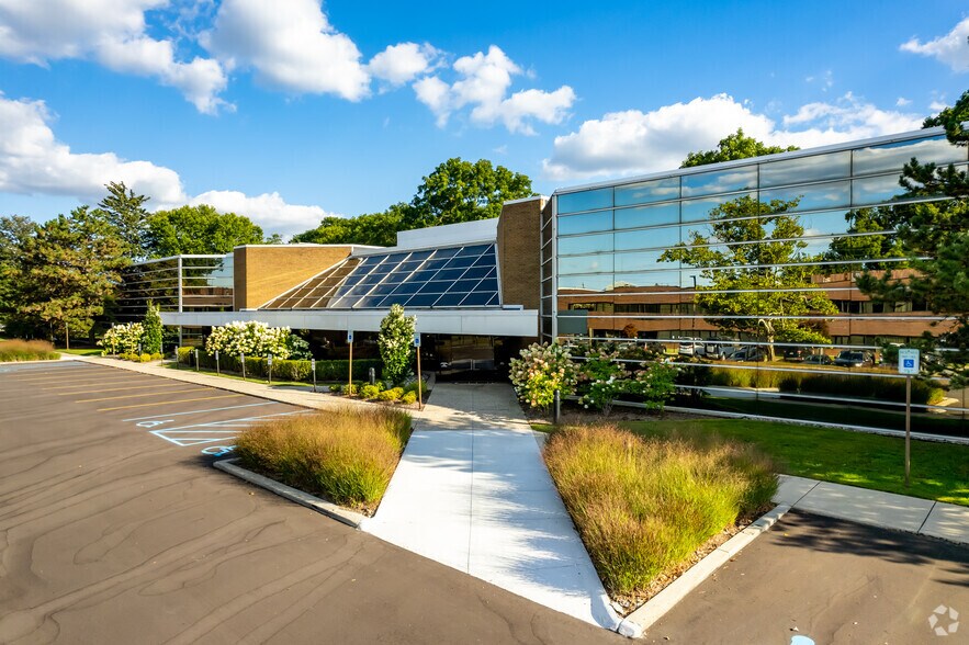 2600 S Telegraph Rd, Bloomfield Hills, MI à louer - Photo du bâtiment - Image 3 de 11