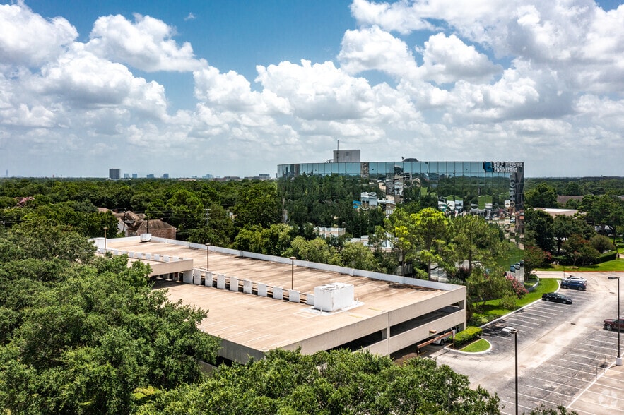 16010 Barkers Point Ln, Houston, TX à louer - Photo du bâtiment - Image 3 de 12