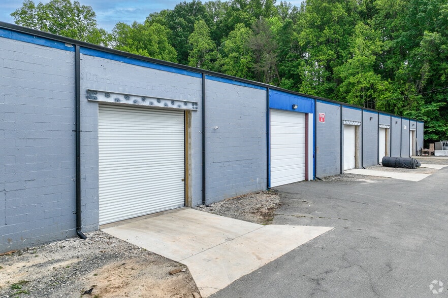 5709 Robin Wood Ln, Winston-Salem, NC for lease - Building Photo - Image 2 of 24