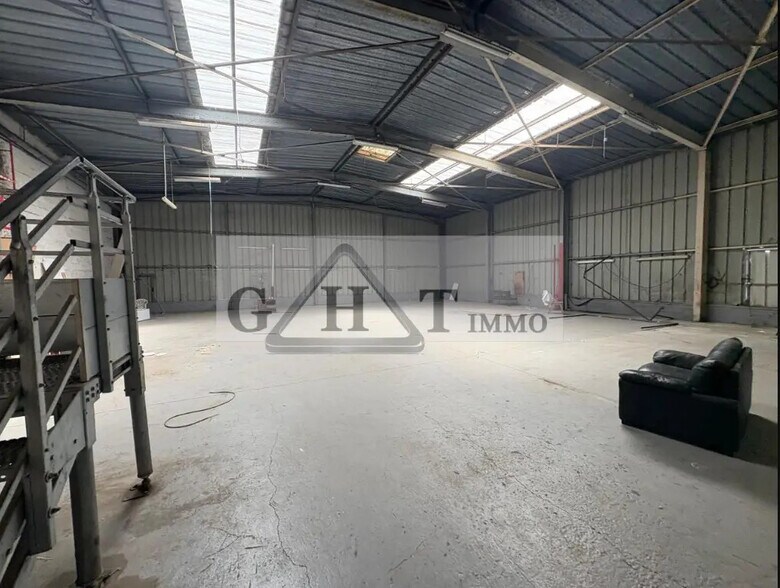 Industrial in Moissy-Cramayel for sale - Interior Photo - Image 1 of 4