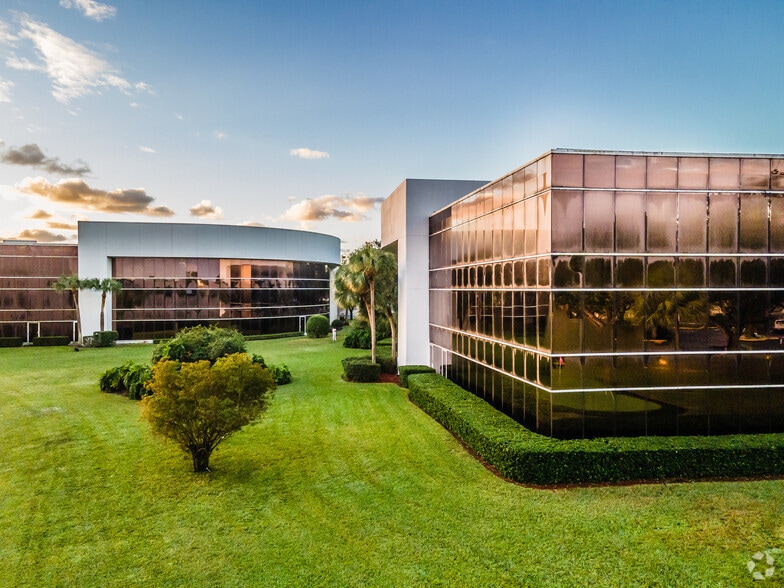 580 Village Blvd, West Palm Beach, FL à louer - Photo du bâtiment - Image 3 de 22