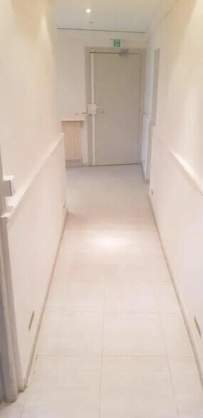 Office in Versailles for lease - Building Photo - Image 2 of 16