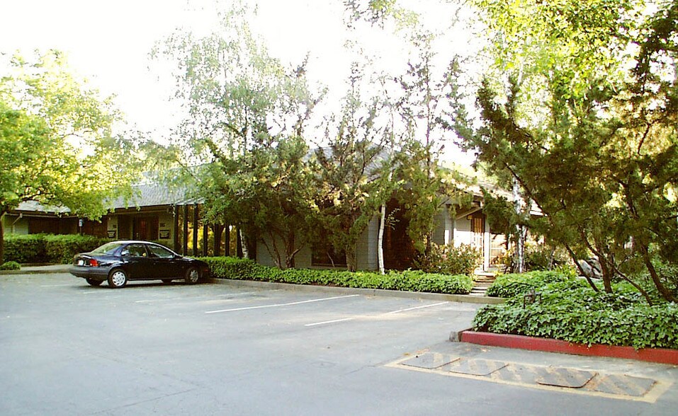 755-797 University Ave, Sacramento, CA à vendre - Photo du bâtiment - Image 2 de 8