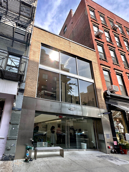 258 Elizabeth St, New York, NY for lease - Building Photo - Image 1 of 5