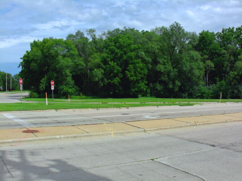 1600 Humes Rd, Janesville, WI à vendre - Photo du bâtiment - Image 2 de 10