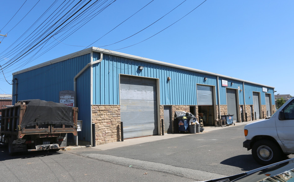 125 Industrial Loop, Staten Island, NY for lease - Primary Photo - Image 1 of 2