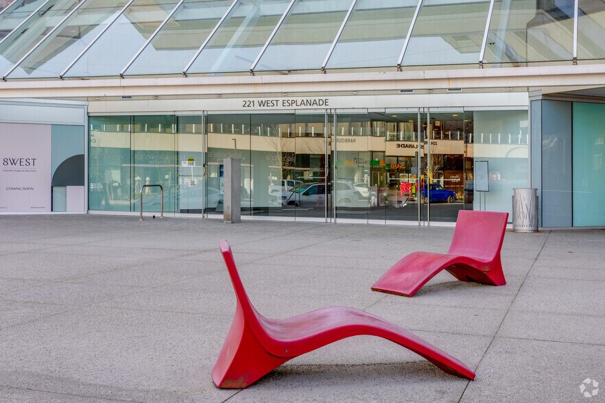 221 W Esplanade, North Vancouver, BC à louer - Photo du bâtiment - Image 3 de 5