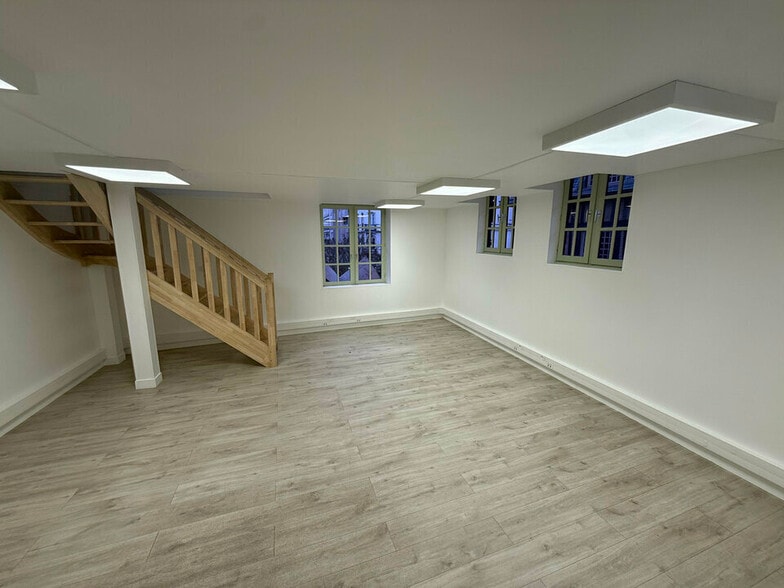 Office in Rouen for lease - Interior Photo - Image 1 of 5