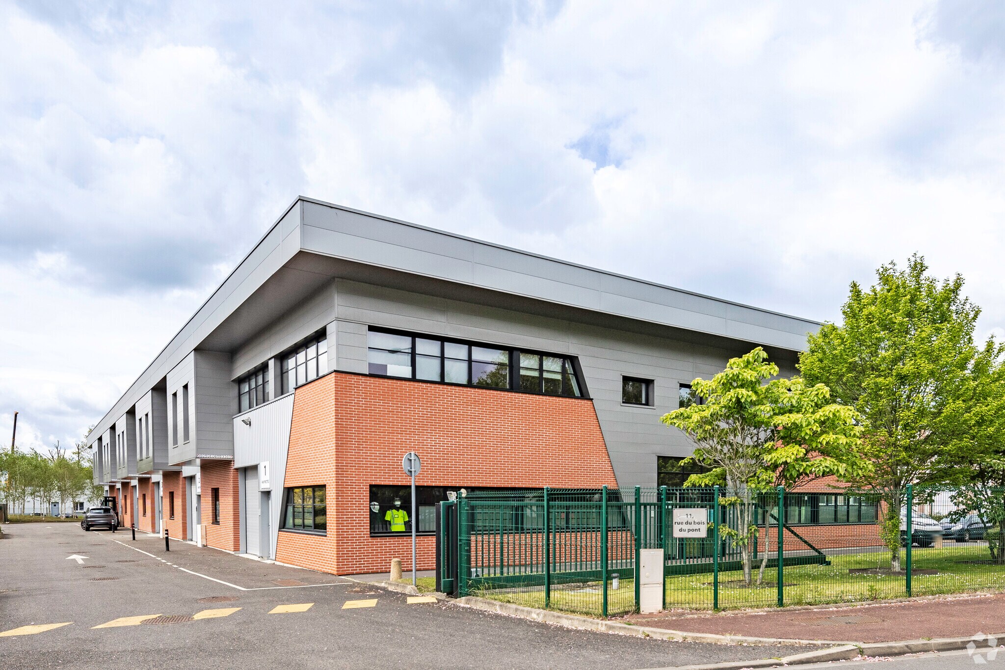Flex in Saint-Ouen-l'Aumône for lease Primary Photo- Image 1 of 4
