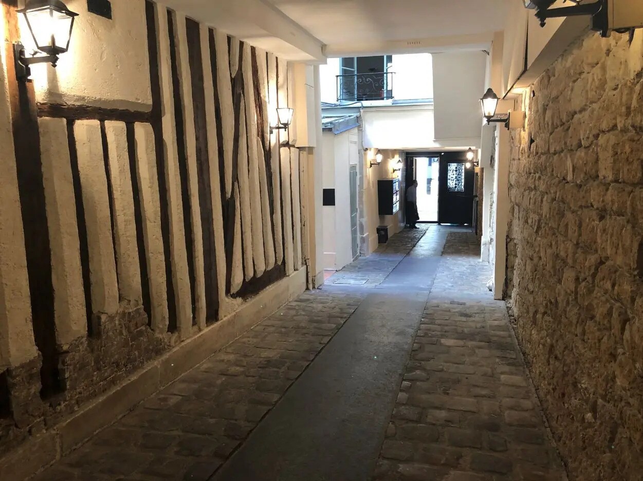 Office in Paris for lease Building Photo- Image 1 of 4