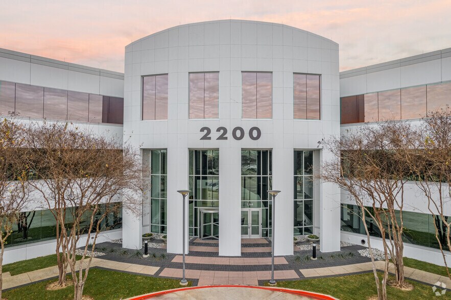 2200 E President George Bush Hwy, Richardson, TX à louer - Photo du bâtiment - Image 3 de 15