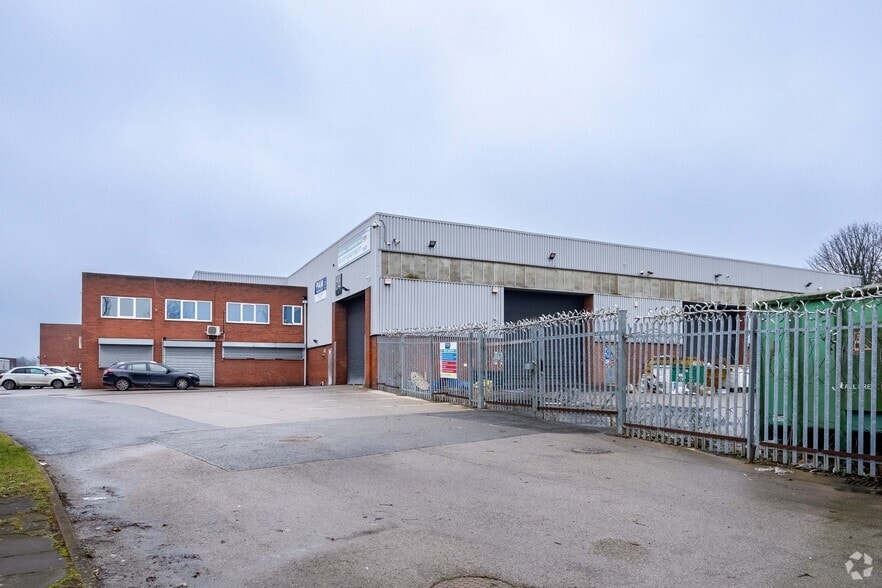 3-4 Midacre, Willenhall for lease - Primary Photo - Image 1 of 2