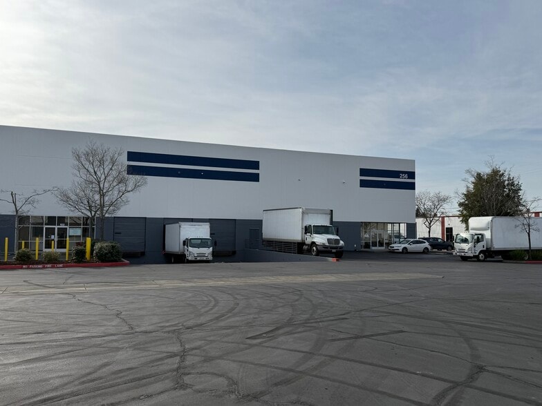 256 Sutton Pl, Santa Rosa, CA for lease - Primary Photo - Image 1 of 11