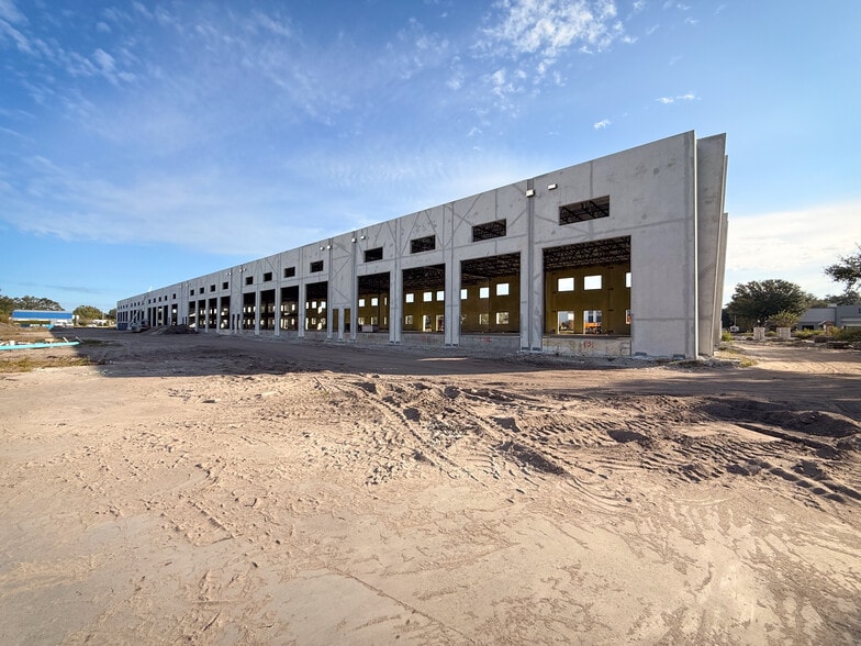 3929 Pipkin Rd, Lakeland, FL à louer - Photo du bâtiment - Image 2 de 18