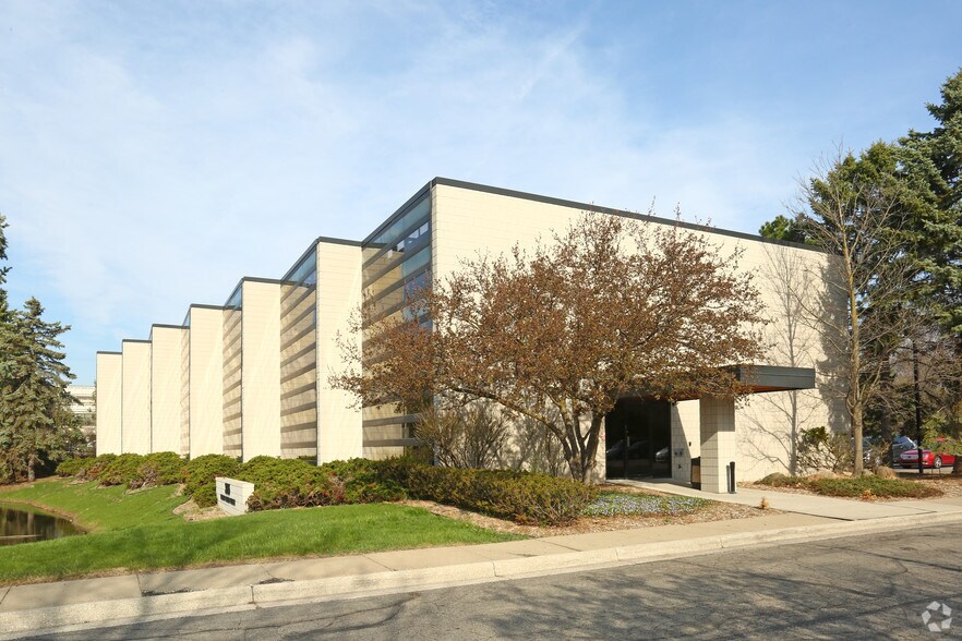 3055 Plymouth Rd, Ann Arbor, MI à louer - Photo du bâtiment - Image 3 de 37
