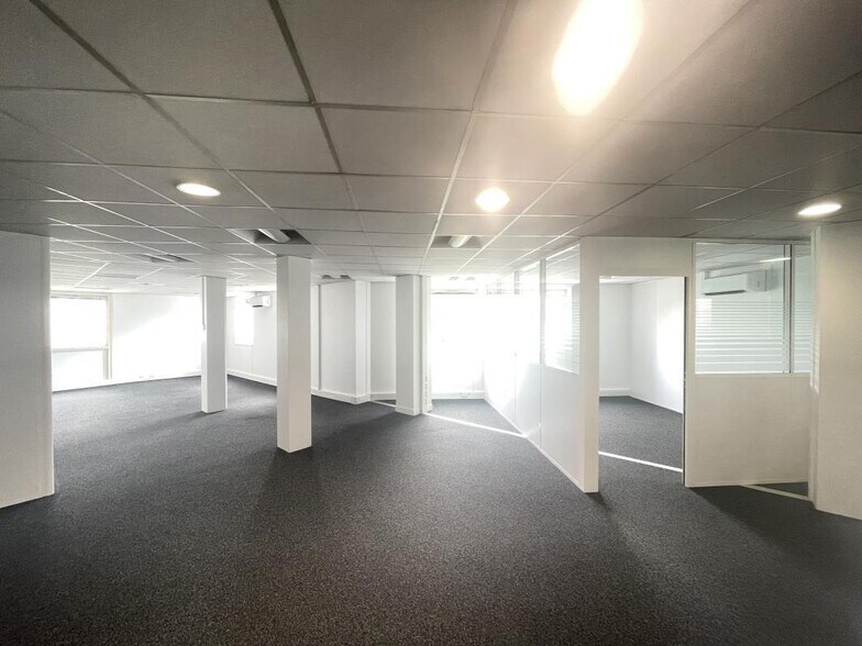 Bureau dans Courbevoie à louer - Photo du bâtiment - Image 2 de 16