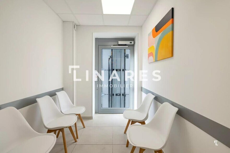 Office/Medical in Marignane for lease - Interior Photo - Image 2 of 9