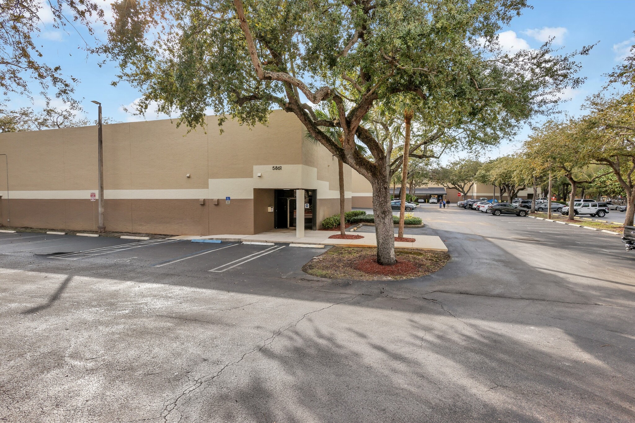 5861 Miami Lakes Dr, Miami Lakes, FL for lease Interior Photo- Image 1 of 3