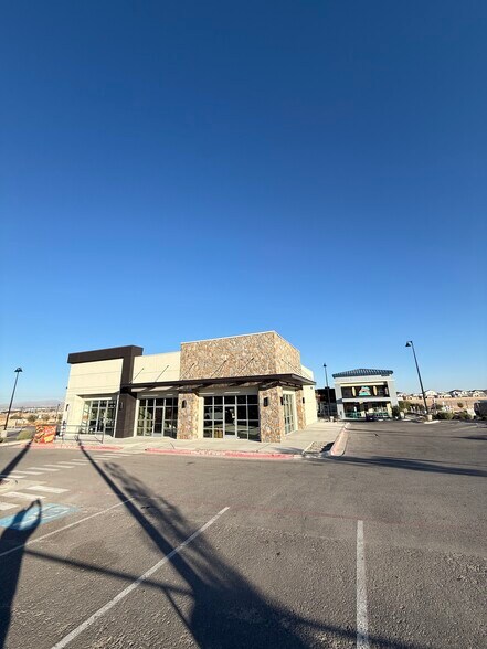 13001 Emerald Pass Ave, Horizon City, TX à louer - Photo du bâtiment - Image 3 de 5