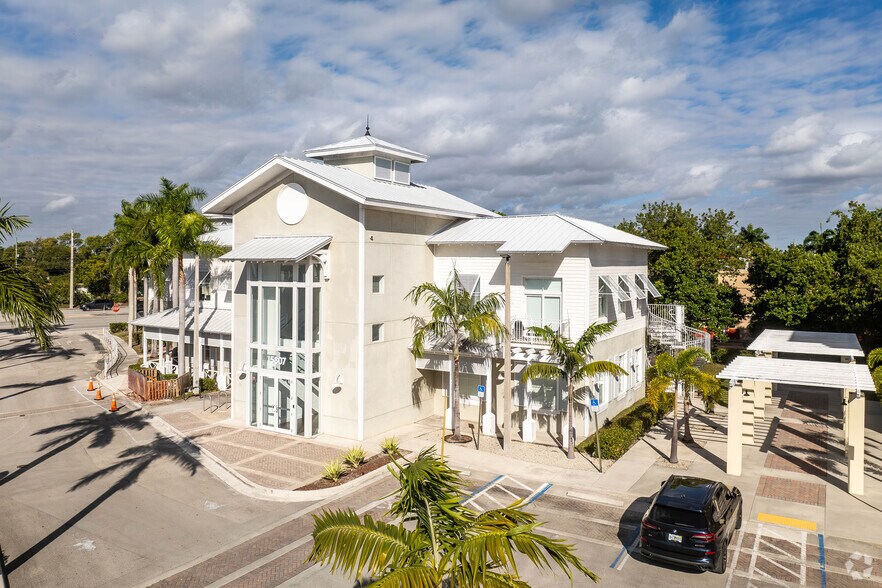 15801 Biscayne Blvd, North Miami Beach, FL à louer - Photo du bâtiment - Image 3 de 19