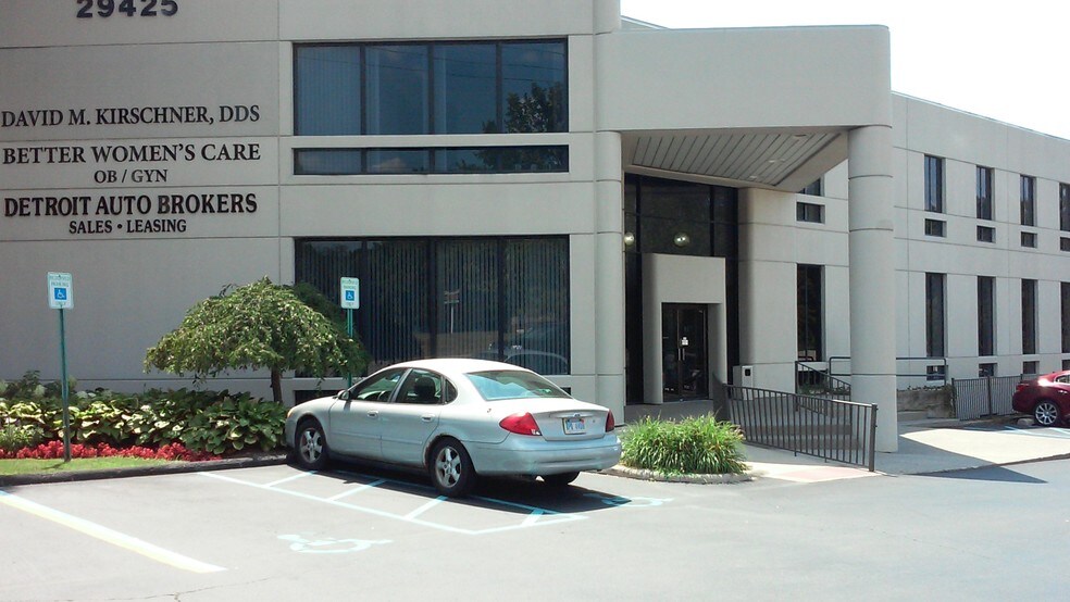 29355 Northwestern Hwy, Southfield, MI à louer - Photo du bâtiment - Image 2 de 3