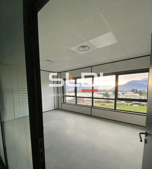 Office in Valence for sale - Building Photo - Image 3 of 6