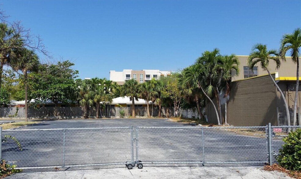 929 NE 17th Way, Fort Lauderdale, FL à louer - Photo du bâtiment - Image 1 de 7