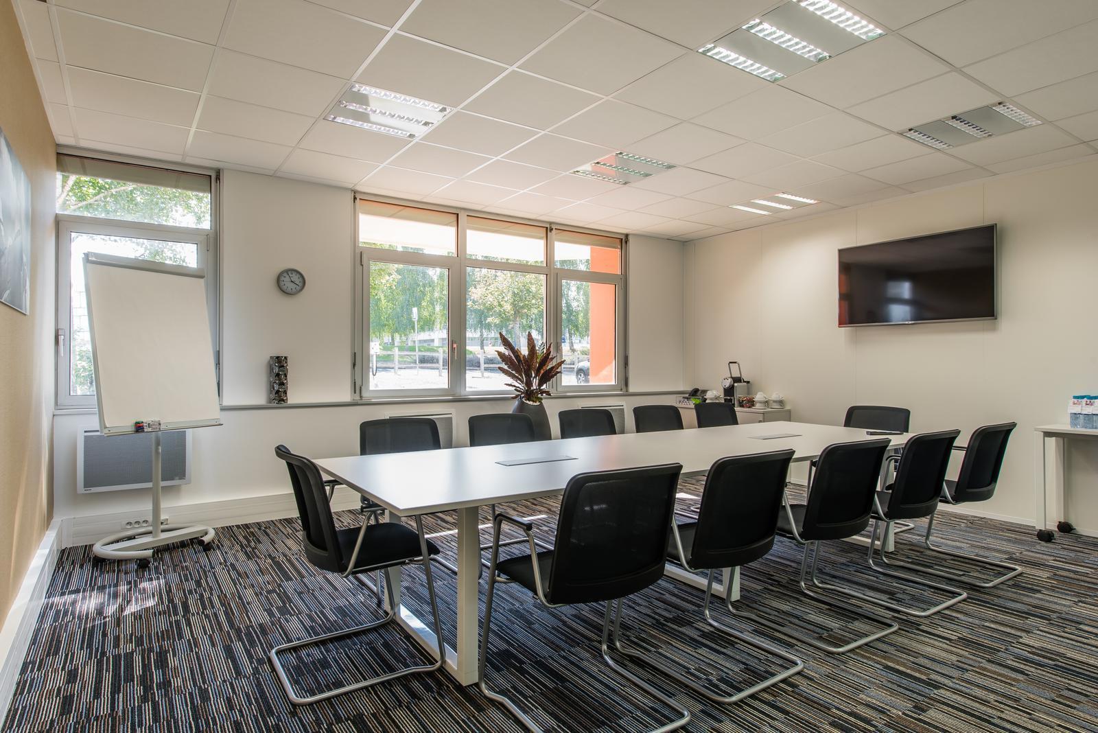 7 Rue Du Commandant Mouchotte, Orly for lease Interior Photo- Image 1 of 21