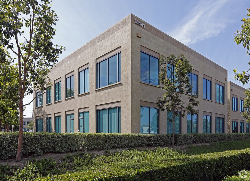 16441 Scientific Way, Irvine, CA à vendre - Photo du bâtiment - Image 3 de 18