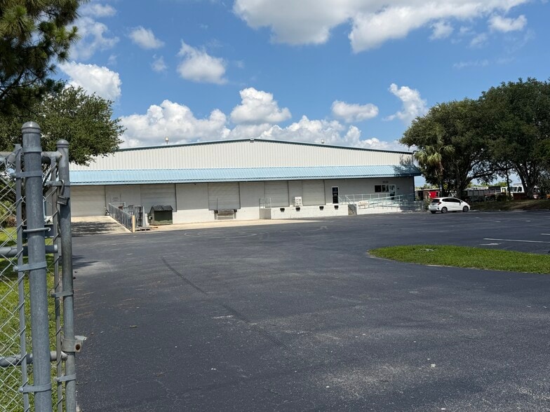 3520 Old Metro Pky, Fort Myers, FL for lease - Building Photo - Image 1 of 8