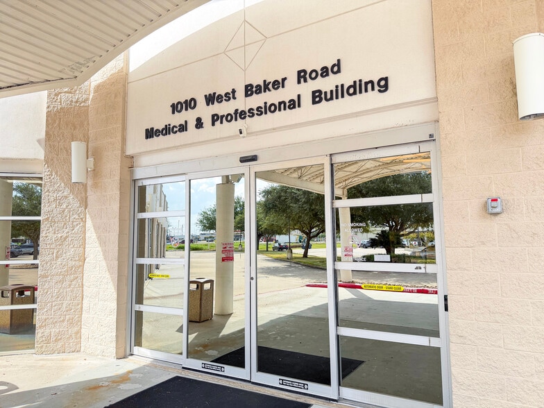 1010 W Baker Rd, Baytown, TX for lease - Building Photo - Image 2 of 13