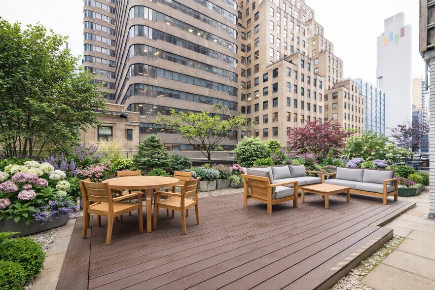 144 E 44th St, New York, NY à louer - Photo du bâtiment - Image 3 de 10